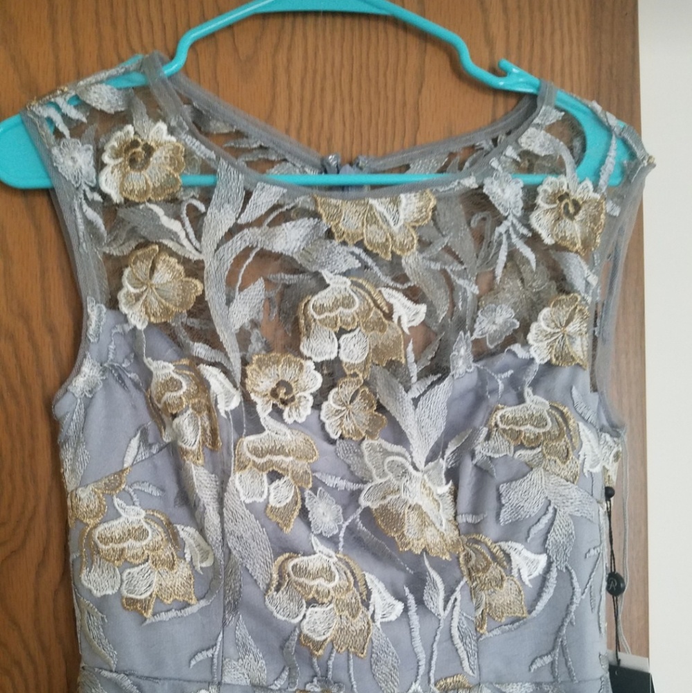 Never worn size 4 formal dress - Picture 2 of 2